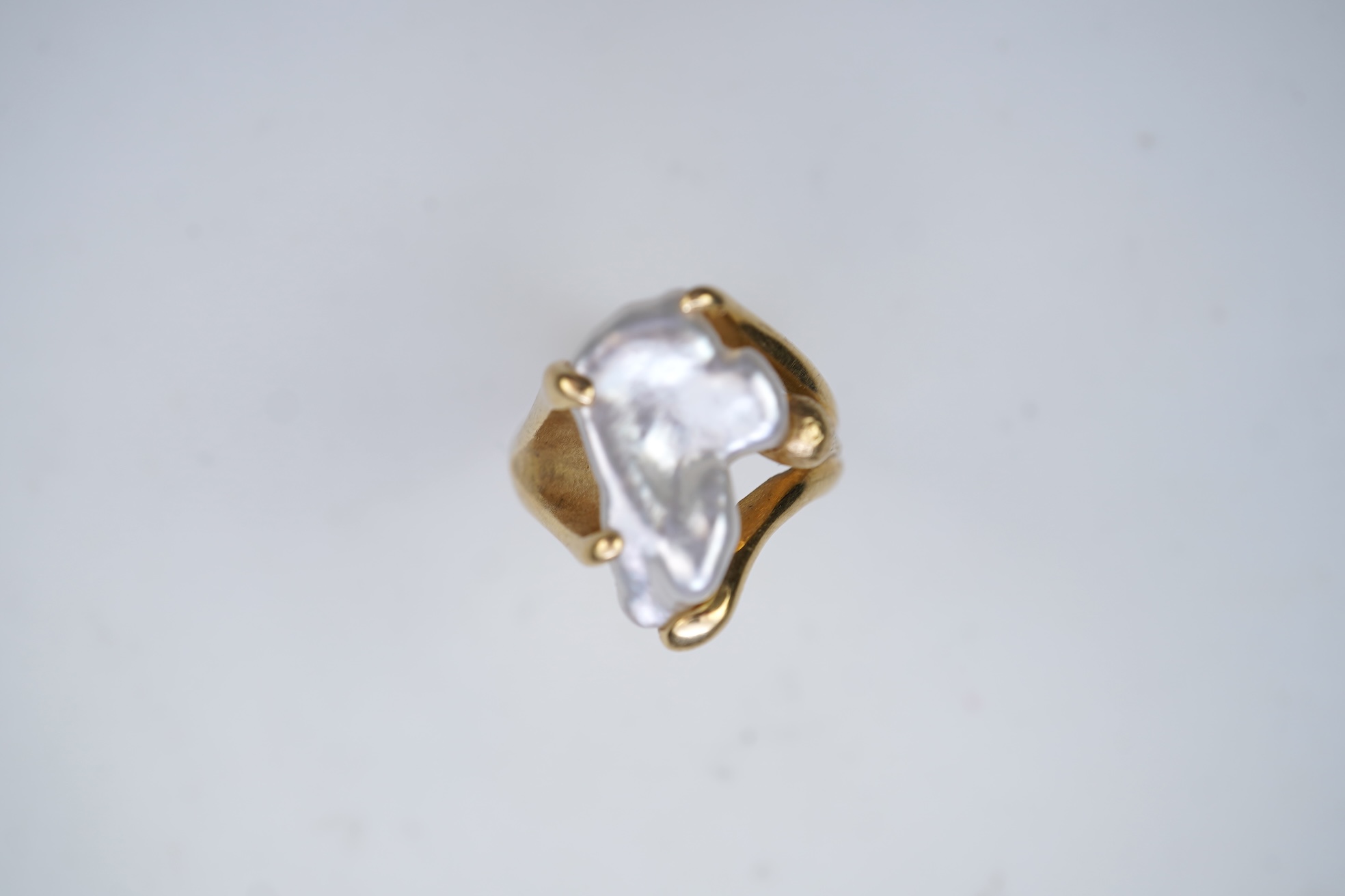 A gold and pearl ring